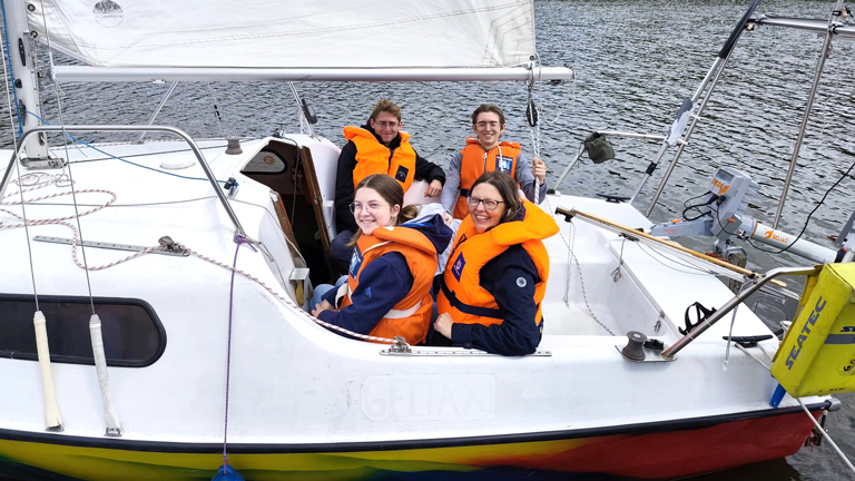 Strahlende Gesichert beim Segeltaxi